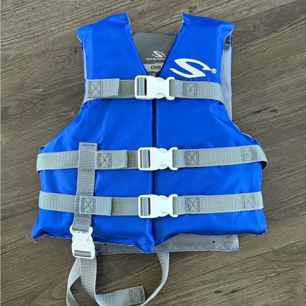 NEW Stearns Child Classic Series life jacket / life vest, 30 to 50 Lbs., Blue